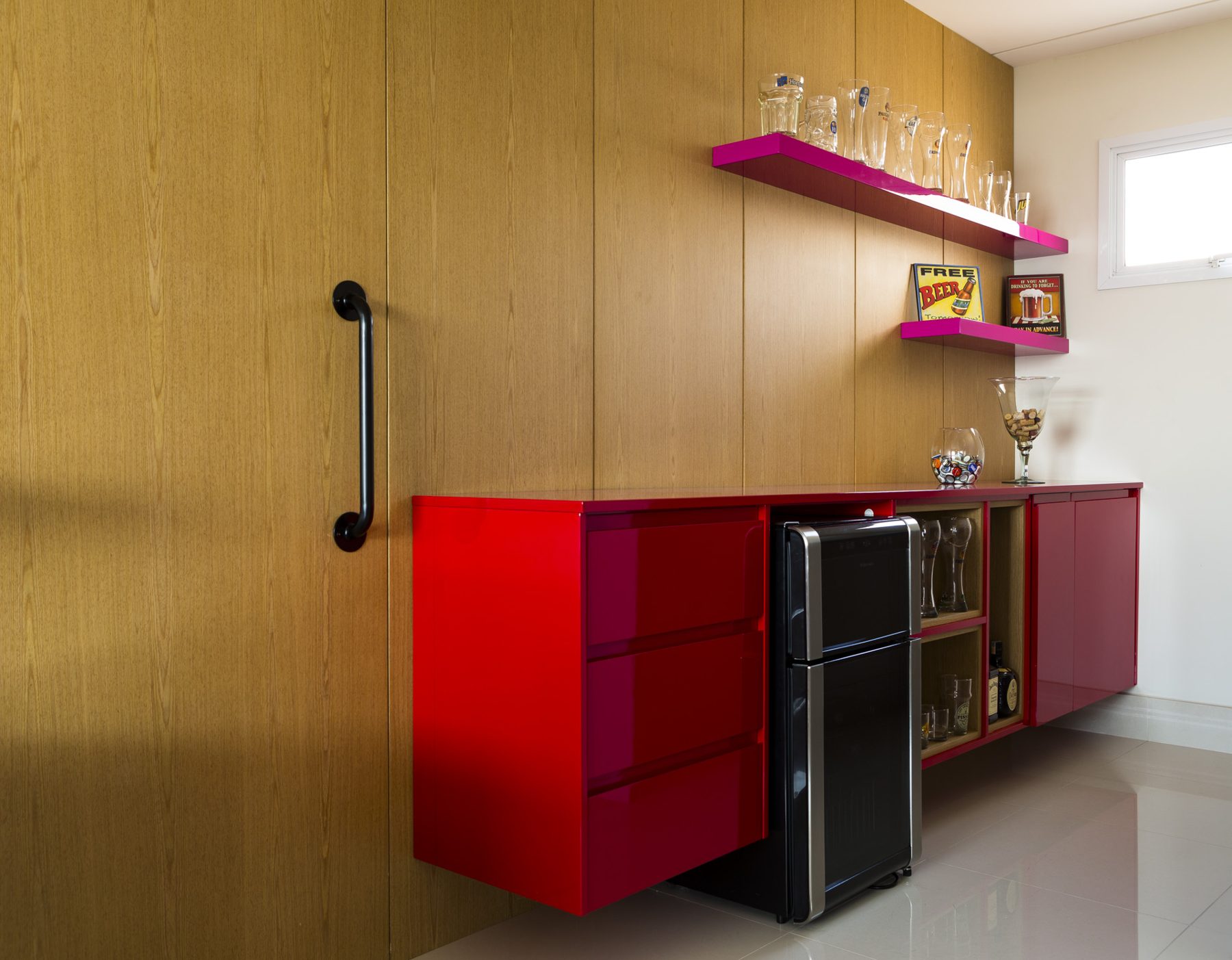 Aparador vermelho com frigobar