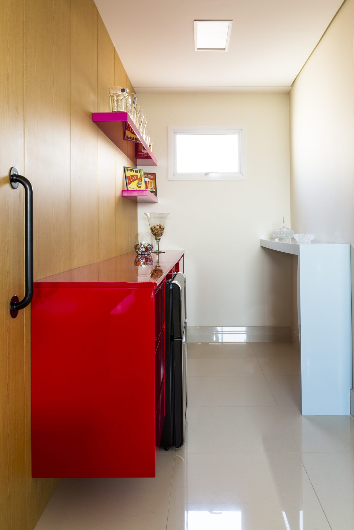 Circulação com aparador vermelho