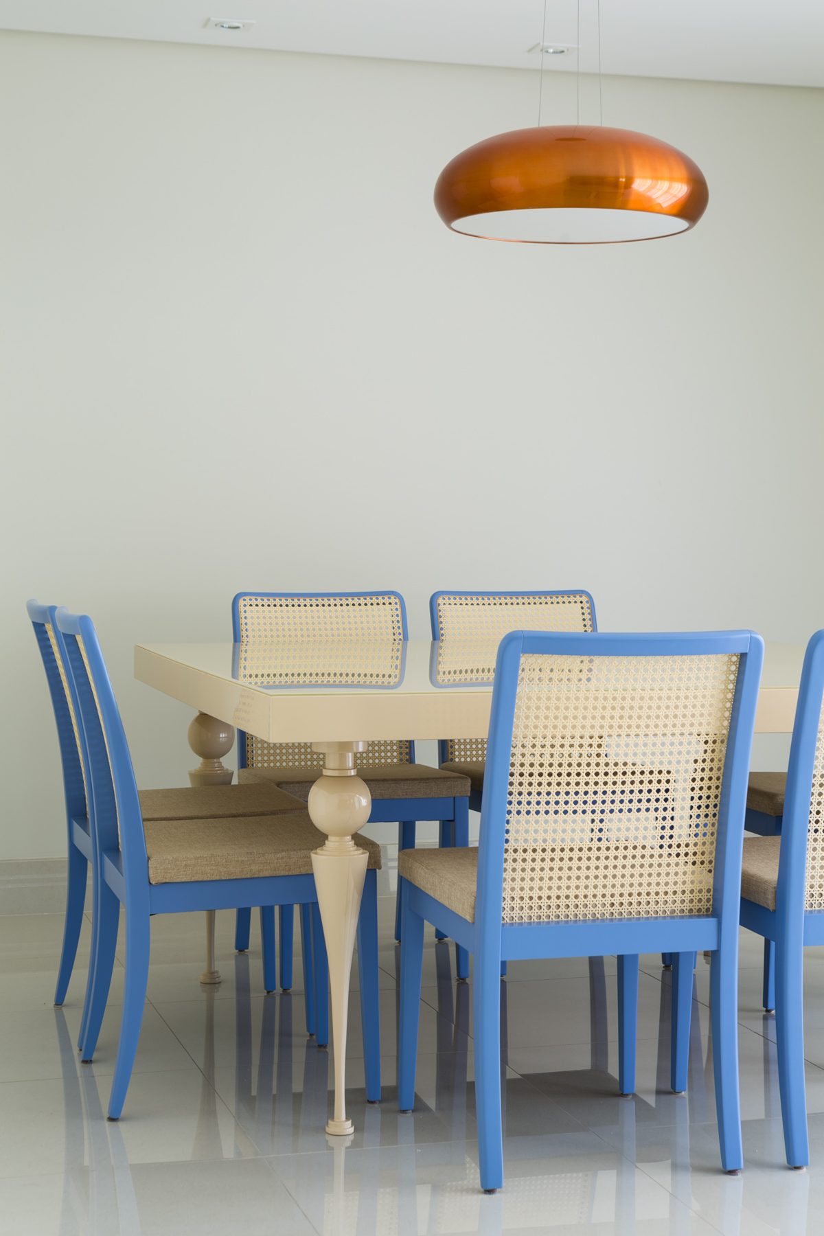 Pendente em cobre sobre a mesa