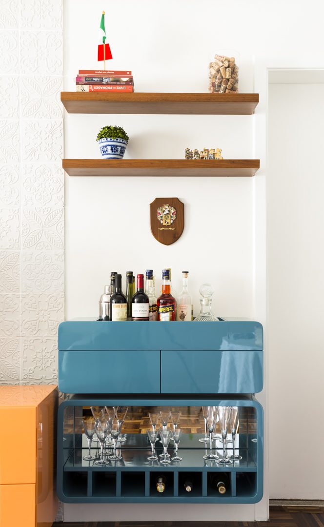 Bar azul laqueado com prateleiras de madeira