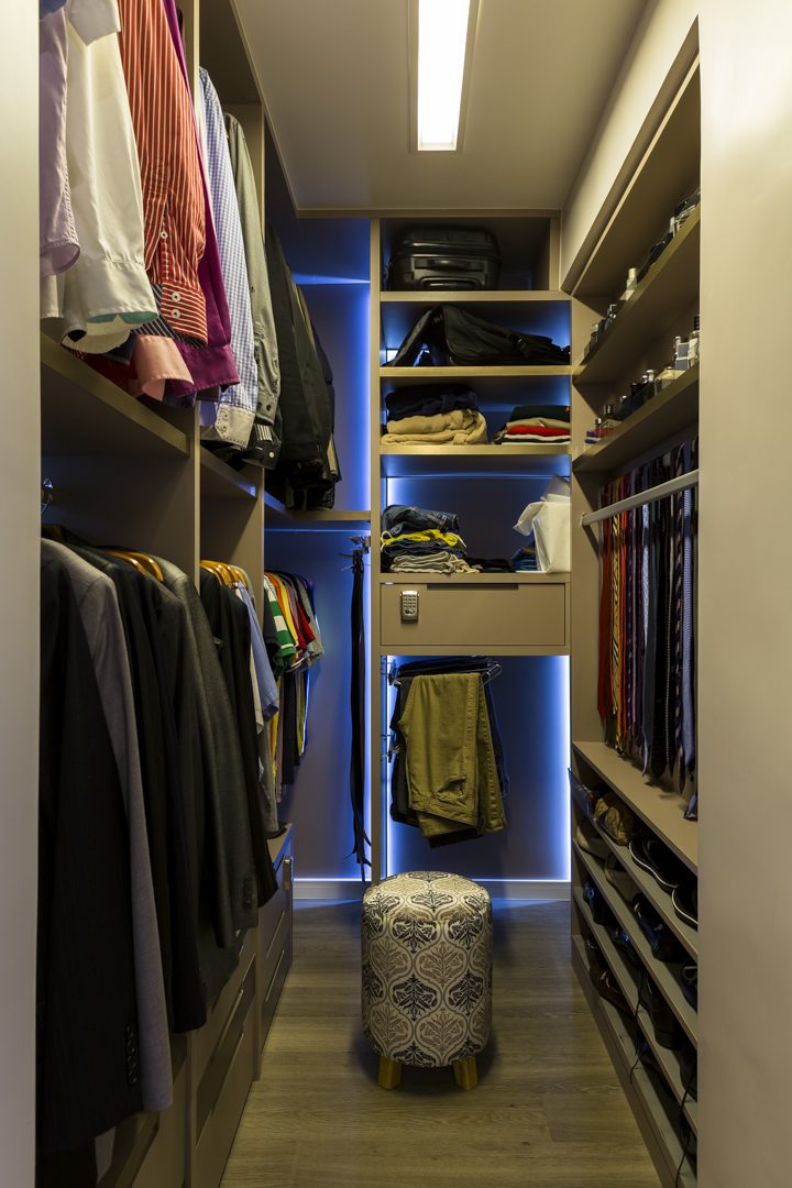 Closet planejado com iluminação em LED